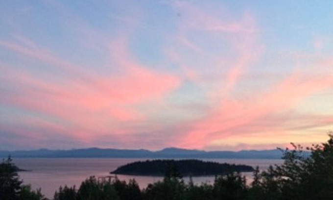 West Sechelt Apartment | Fabulous executive basement garden suite located in West Sechelt