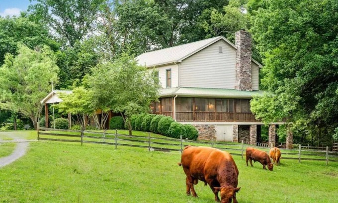 Olmstead House | Fabulous Farmhouse near Clarksville, TN