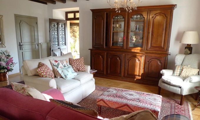 Pomy Other | Fabulous Farmhouse set in stunning countryside in easy reach of all amenities