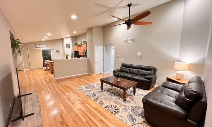 Dupont House | Fabulous Home near DIA & Gaylord Rockies Resort & FlightSafety International