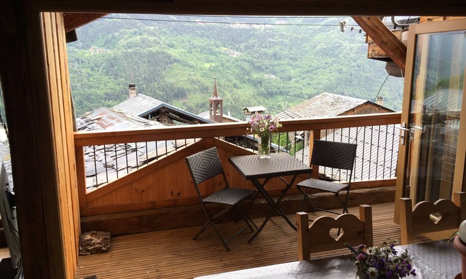 Great Alpine Road Ski Chalet | Fabulous house facing Three Valleys nr Bozel