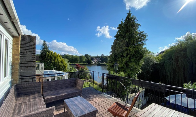 Wraysbury House | Fabulous house on the river Thames riverside, near Windsor, Heathrow and London