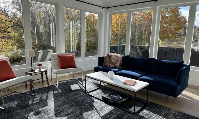 Stockbridge House | Fabulous In-town Stockbridge Pied-á-Terre, pet friendly!