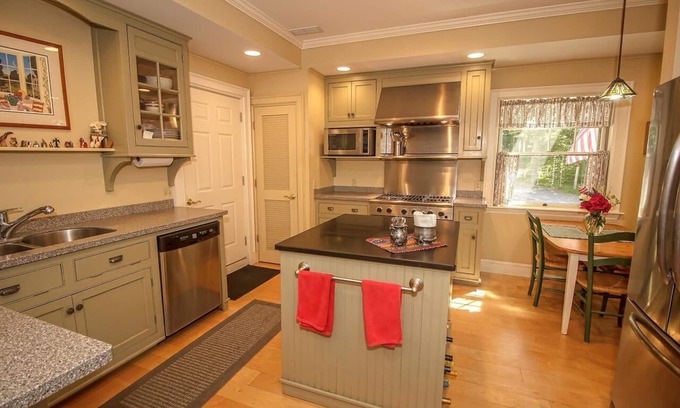 West Dover House | Fabulous Mountain Top Retreat - 10 minutes from mount snow!