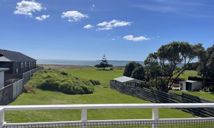 Papamoa Beach House | Fabulous Ocean and Reserve Views - Papamoa Beach