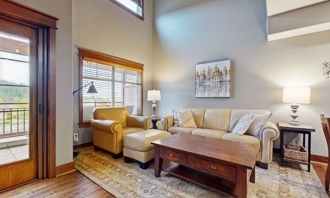 Coeur d'Alene Condo | Fabulous Riverstone condo w/shared deck, outdoor dining area, grills, & firepit