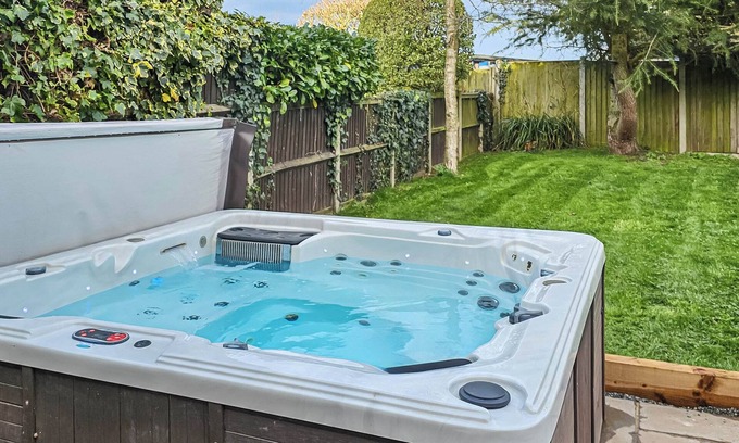 Ludham Cottage | Fabulous spacious family home with perfect Norfolk Broads location.