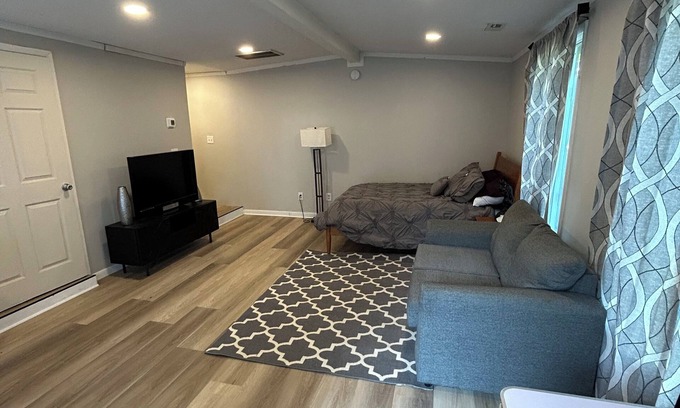 Greensboro Apartment | Fabulous studio forest in the city with AC in Greensboro