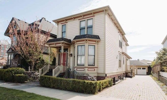Inner Harbour Condo | Fabulous Townhouse in the Hotel District