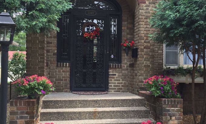 Ecco House | Fabulous Uptown Location! 7BR! Steps from Lake Bde Mka Ska! Downtown! MOA!