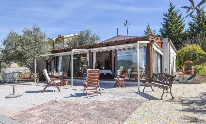 Enna House | Fabulous vacation idyll in the green countryside of Sicily.