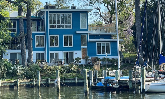 Eastport House | Fabulous Waterfront Contemporary with Rooftop Hot Tub!