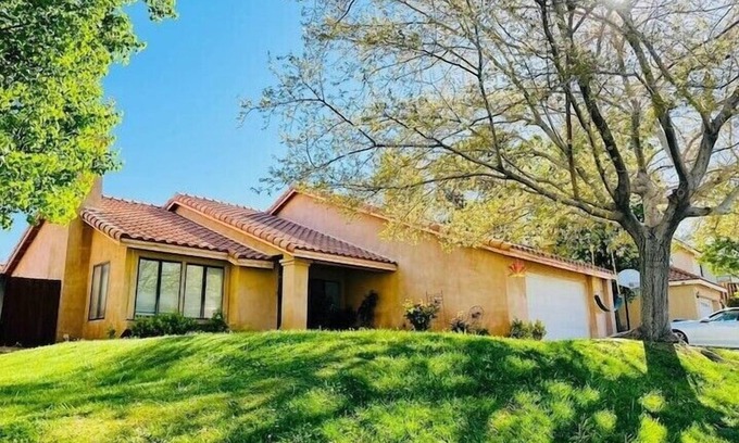Palmdale House | Fabulous West Palmdale home centrally located 🏡🌸