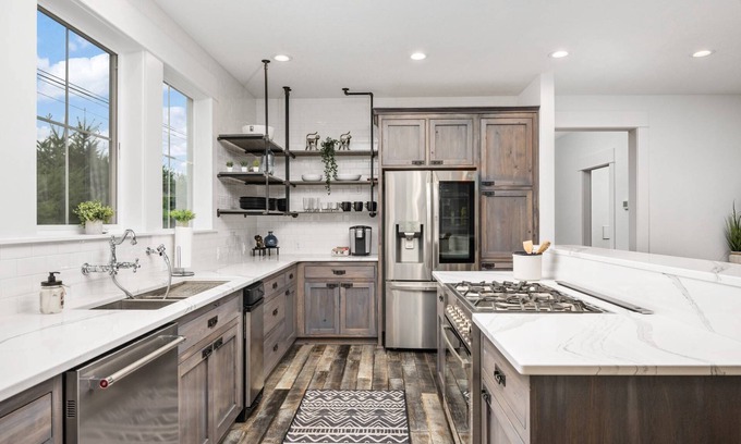 Carlton House | Fabulously Located Next to Downtown Carlton, Pet Friendly, Fire-Pit, New Décor, Walk to Everything