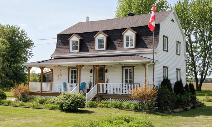 Deschambault-Grondines House | Face au Fleuve