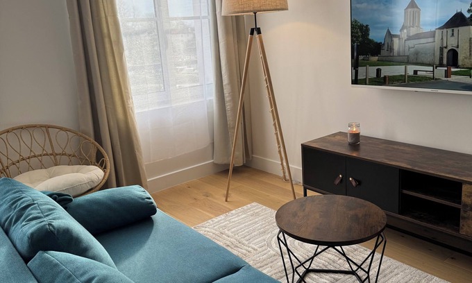 Surgeres Apartment | Facing the castle & Air-conditioned ~ El Castillo ~