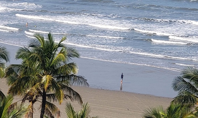 Centro Apartment | Facing the sea. Bertioga Bay Beach