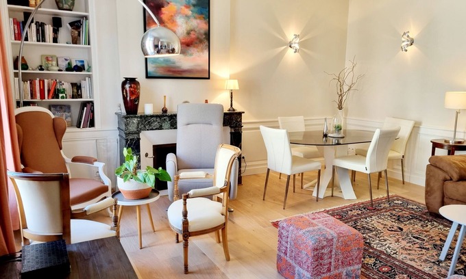 Angouleme Apartment | Facing the town hall, large apartment