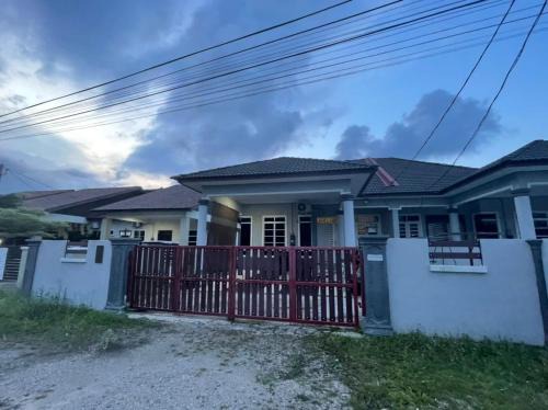 Kampung Sura House | FADI BEACH GUESTHOUSE