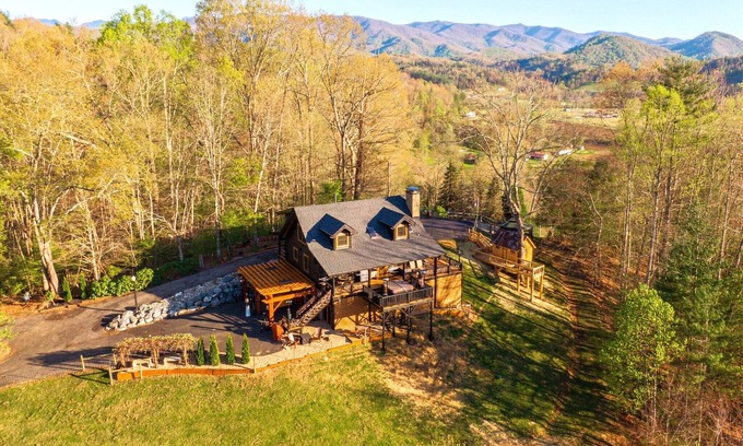 Burnsville Cabin | Fainting Goats! Luxe Retreat + 270° Long-Range Views near Asheville, NC
