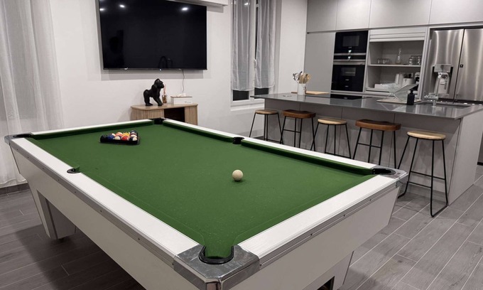 Maisons-Alfort House | Fair-Play Home 12 guests, garden, parking, billard