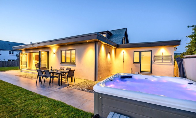 St Merryn House | Fair Skies - Four Bedroom House, Sleeps 8