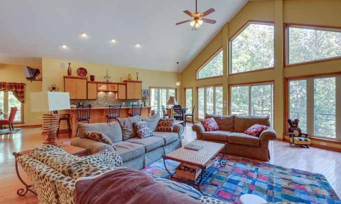 Fairfield Bay House | Fairfield Bay Retreat with Fireplaces and Lake Access