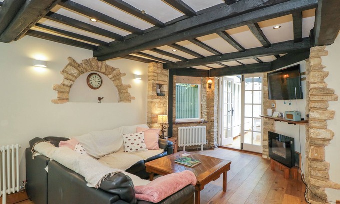 Fairford Cottage | FAIRFORD COTTAGE, family friendly, with a garden in Fairford