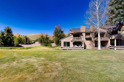 Elkhorn Village Apartment | Fairway Haven