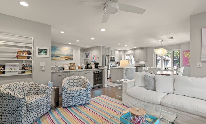 West Beach Village Villa | Fairway Oaks, Lagoon Views, Short 5-7 min. Stroll to Beach, Long stay discount