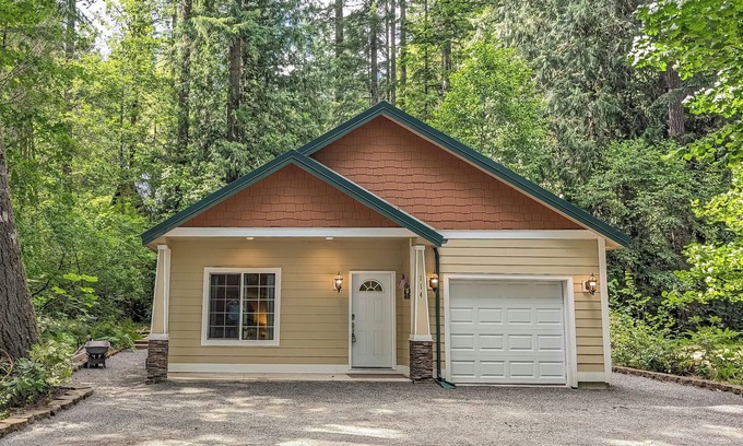 Packwood House | Fairway Paradise | Hot Tub, AC, BBQ