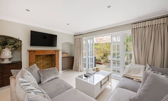 Churchill House | Fairytale Garden House - Next to Victoria Station and Pet Friendly