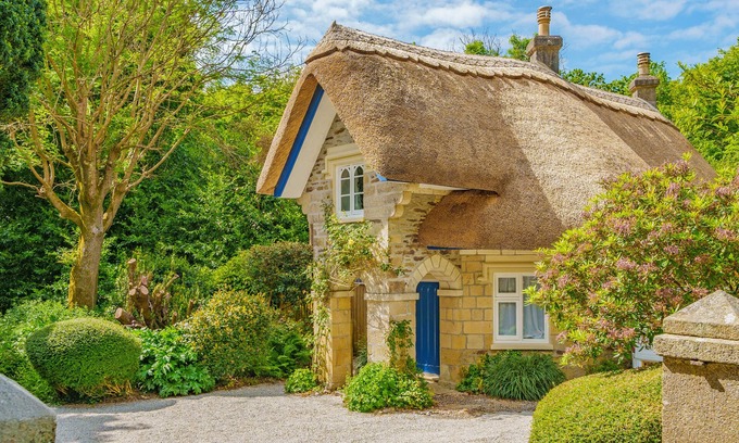 Illogan Cottage | Fairytale Thatched 18th Century Cornish Cottage with Hot Tub & Stunning Gardens