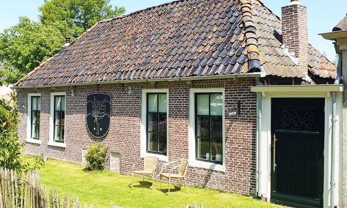 Jirnsum House | Fakânsjehûs Sfeervol met fijne tuin