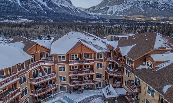 Canmore Apartment | Falcon Crest Lodge by CLIQUE