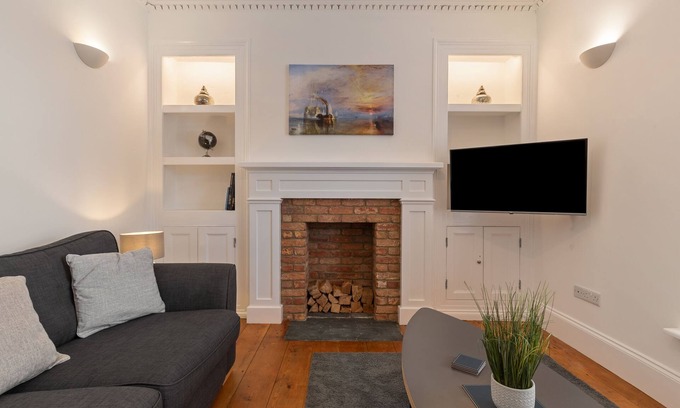 Pembroke Dock House | Falcon House in Pembroke Dock