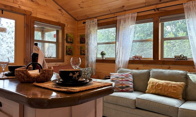 Tennga Cabin | Falcons Nest cabin with AC and WiFi in enchanting Calhoun TN