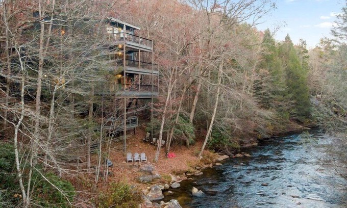 Epworth Cabin | Falcons Nest- Pet Friendly | River Front Home | Outdoor Fire Pit | Fightingtown Creek