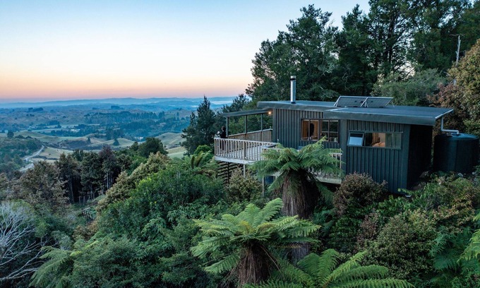Rangiwahia Cabin | FALCONS VIEW: Spacious Studio with Breathtaking Views