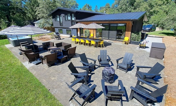 Union Pier House | Fall 2 nt min Bright modern retreat w/private hot tub Beach1 Block Fire Pit
