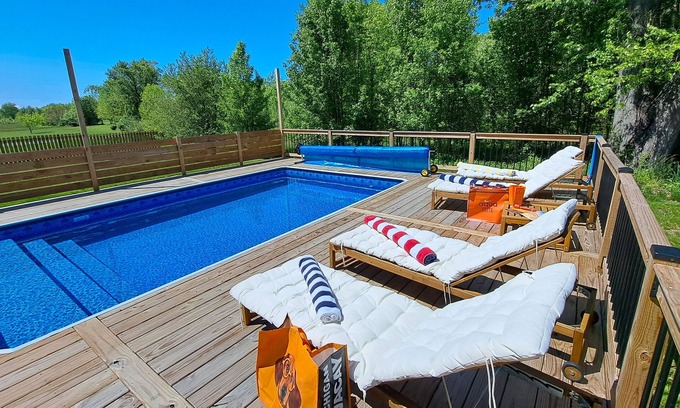 Bridgman House | Fall 2 nt min Dog-friendly home 40lb limit -near Lake Michigan pool hot tub