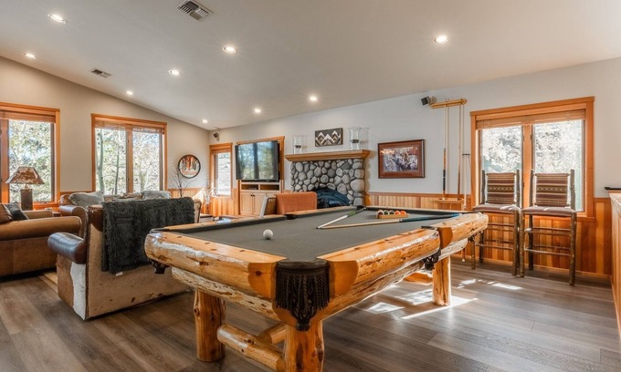 Mammoth Lakes House | Fall Availability! Fantastic Mountain Townhome with Shared Hot Tub, Pool Table a