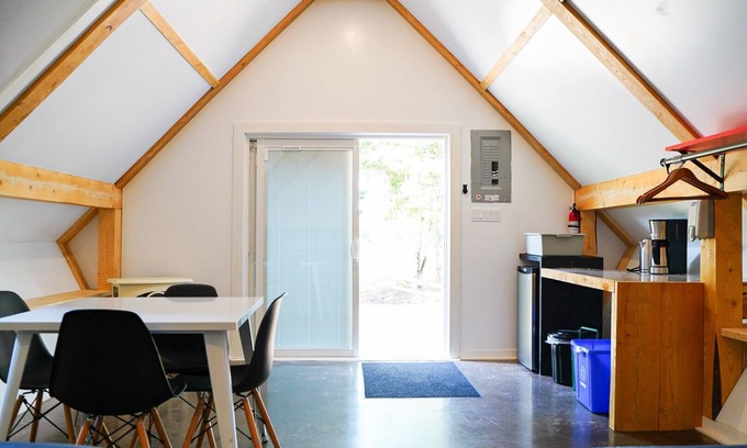 Belfast Cabin | Fall Cabin