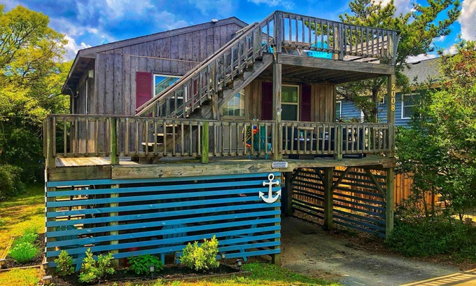 Colington Cottage | Fall Color! Halloween Pub Crawls, Fireplace, Decks! Soundside, Dogs OK, Hammock