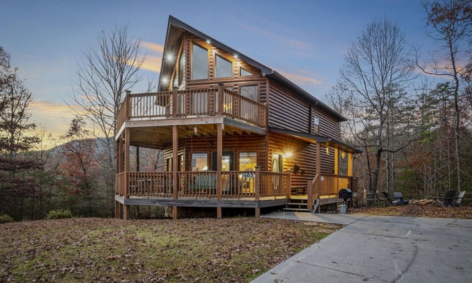 Sevierville Cabin | Fall color/Romantic 2BR Sevierville Escape w/Fire Pit & BBQ