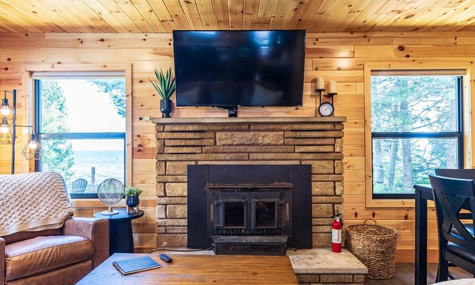 Paradise Cabin | Fall Colors & Cozy Nights on Lake Superior