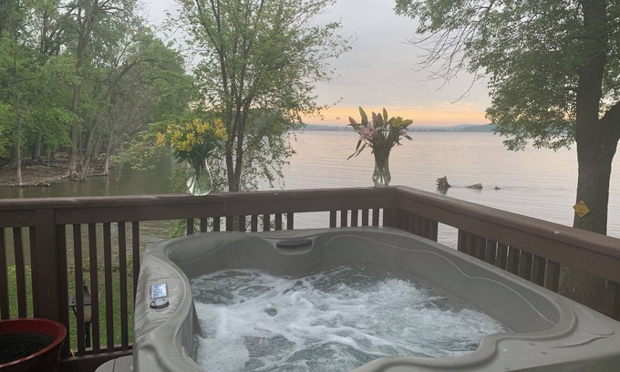 Lynn Center House | Fall Colors! Lux Riverfront, Hot Tub, In & Outdoor Fireplace & Best place in QC.