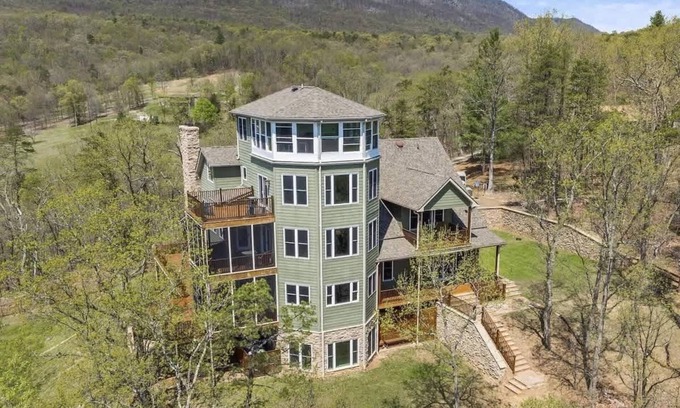 Bentonville House | Fall Colors~Spacious~Hot Tub~Riverfront~Hiking