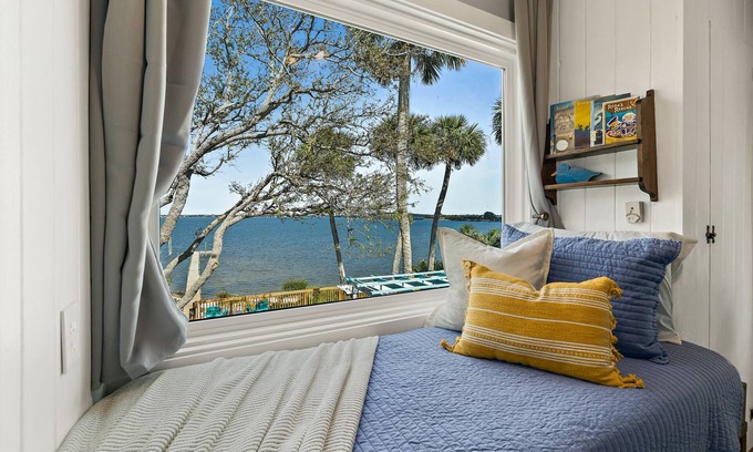 Melbourne House | FALL DISCOUNT Riverfront Property - Minutes to BEACH!