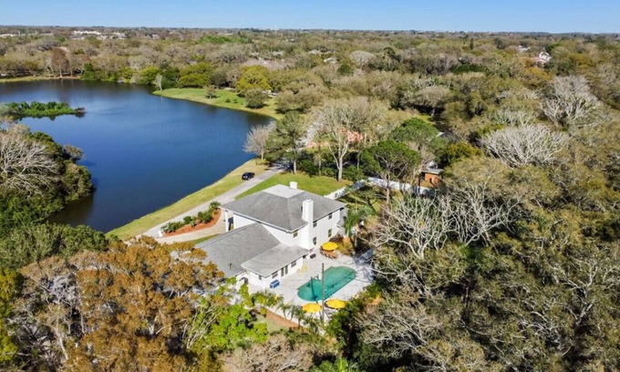 Dunedin Villa | Fall Escape - Luxury Private 7BR Lakeside Villa with heated Pool, Putting Green